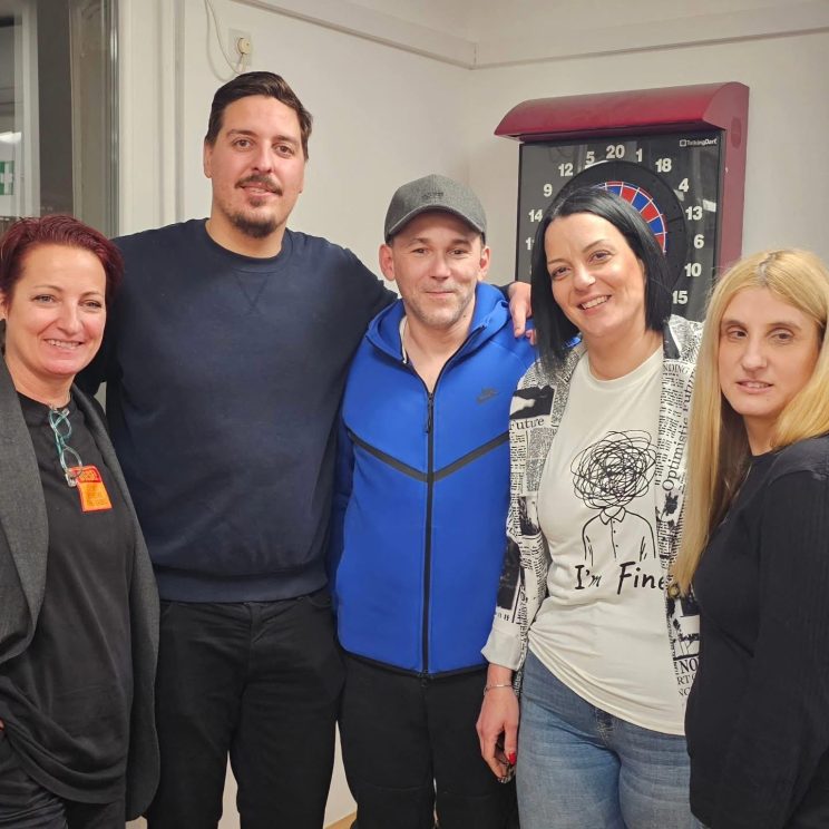 Poziranje se nastavlja, Nena i Sylvia se pridružuju Ivanu Tokiću, Ivani Mitar i Ivici Lazaneu ispred govornog pikada u udruzi