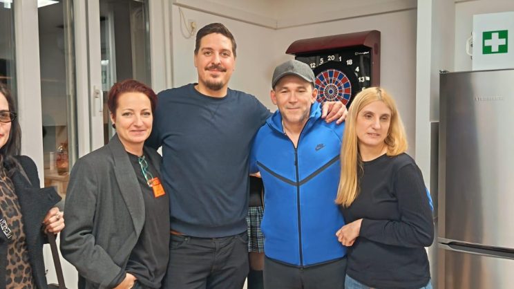 Ivan, Ivana, Sylvia poziraju sa Ivicom u velikoj sali udruge