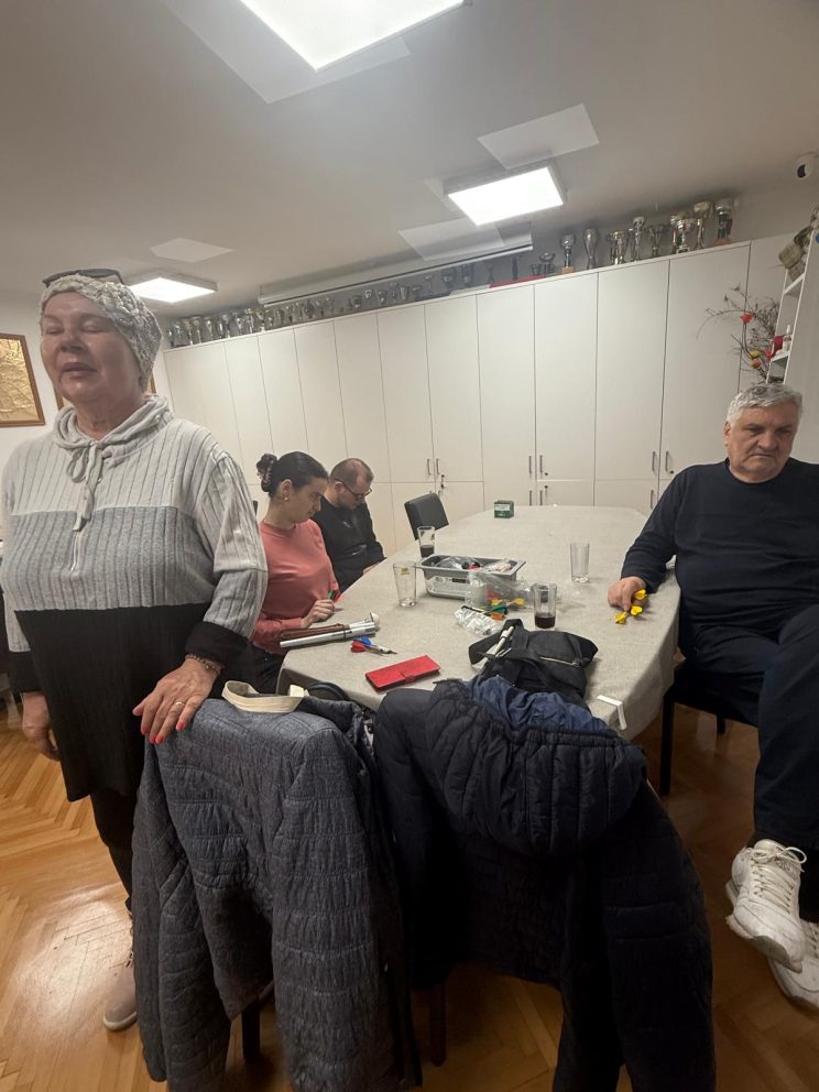 Članovi igraju društvene igre u velikoj sali