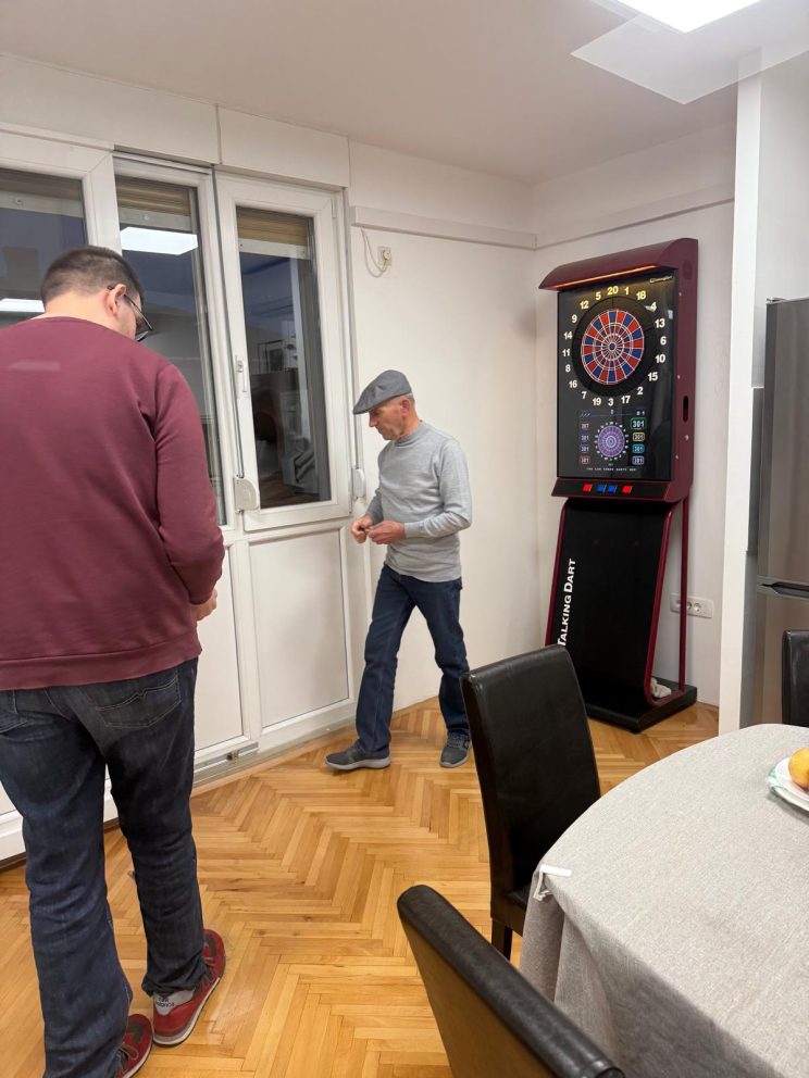 Članovi igraju na pikado u velikoj sali