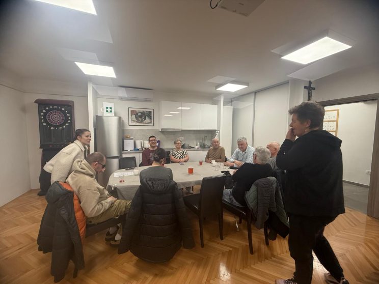 Članovi igraju društvene igre u velikoj sali