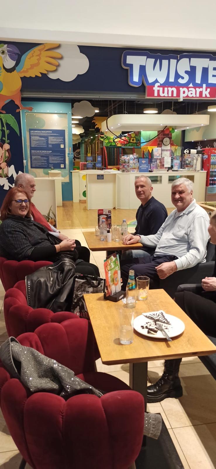 Videće pratiteljice i članovi sjede zajedno na kavi prije početka projekcije filma "Svadba".