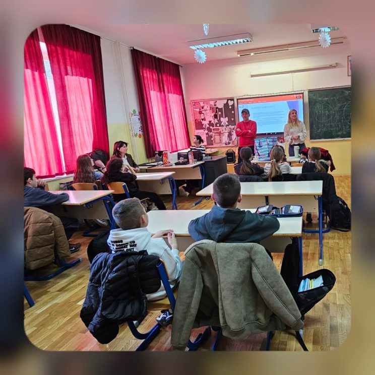 Kolaž fotografija iz razreda OŠ Tin Ujević Krivodol. Učenici pozorno prate predavanje Ivana i Ivane.