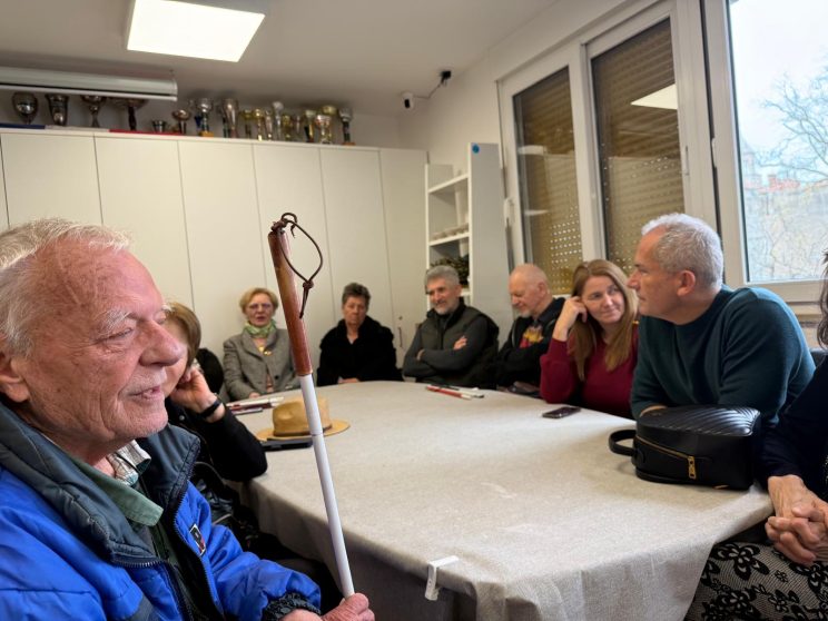 Članovi su zauzeli svoje mjesto i za trećim stolom uz prozor u sali. Nakon registracije sve je spremno za početak zasjedanja.