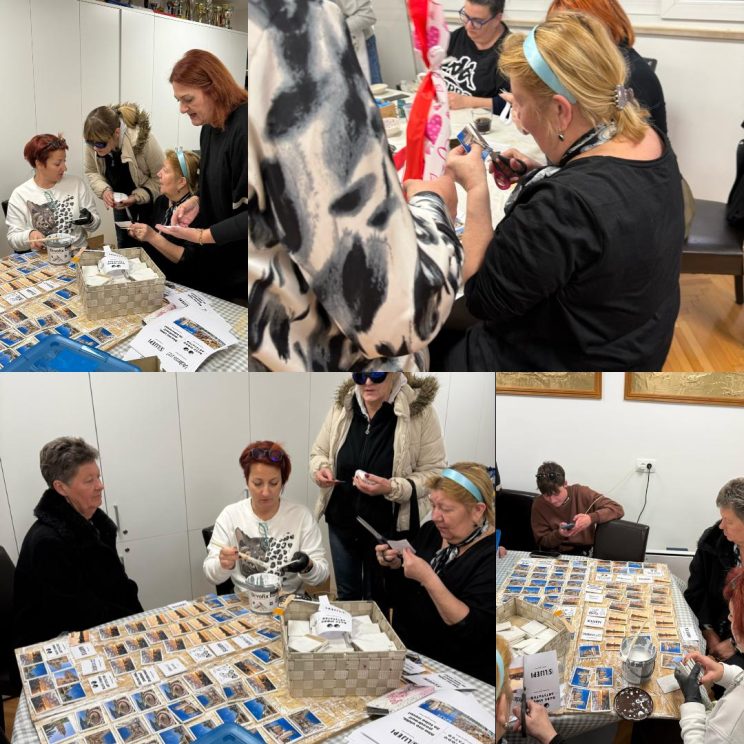 Kolaž fotografija. Pod Sylvijinim budnim okom za stolom se izrađuju magneti. Izrezuju se fotografije i papirići s natpisima koji se lijepe na drvene pločice. 