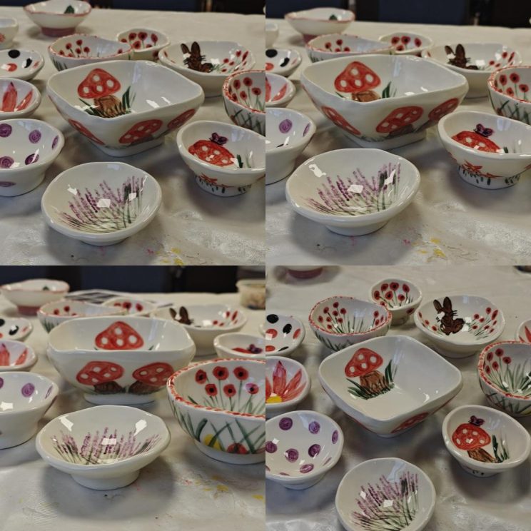 Kolaž fotografija gotovih glinenih posudica oslikanih motivima gljiva, lavande i drugog cvijeća.