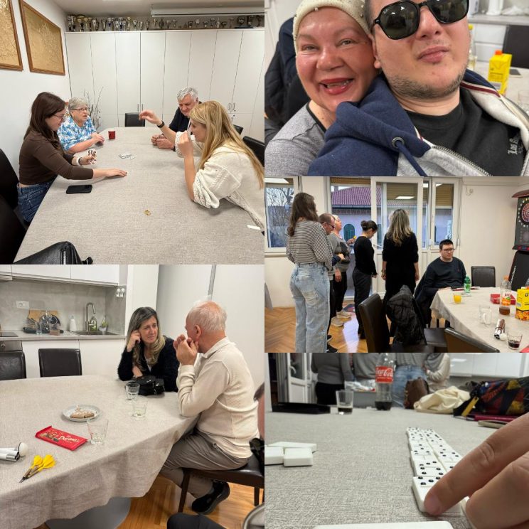 Kolaž fotografija sa aktivnosti društvenih igara. Članovi sjede za stolom i igraju na kartašku igru briškula, za drugim stolom pričaju ili igraju pikado. Na slici u donjem desnom kutu, sprema se na igranje domina.