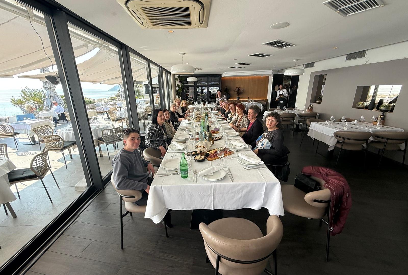 Sudionice poziraju za stolom u modernom ambijentu Restorana Adriatic