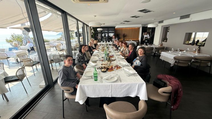 Sudionice poziraju za stolom u modernom ambijentu Restorana Adriatic