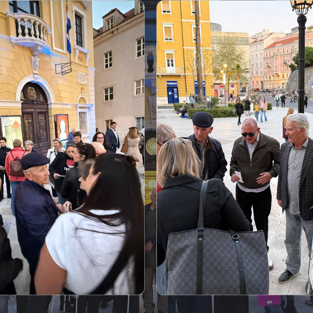 Dvije fotografije ljudi okupljenih na otvorenom na gradskom trgu, u razgovoru. U pozadini su vidljive zgrade i ulične svjetiljke.