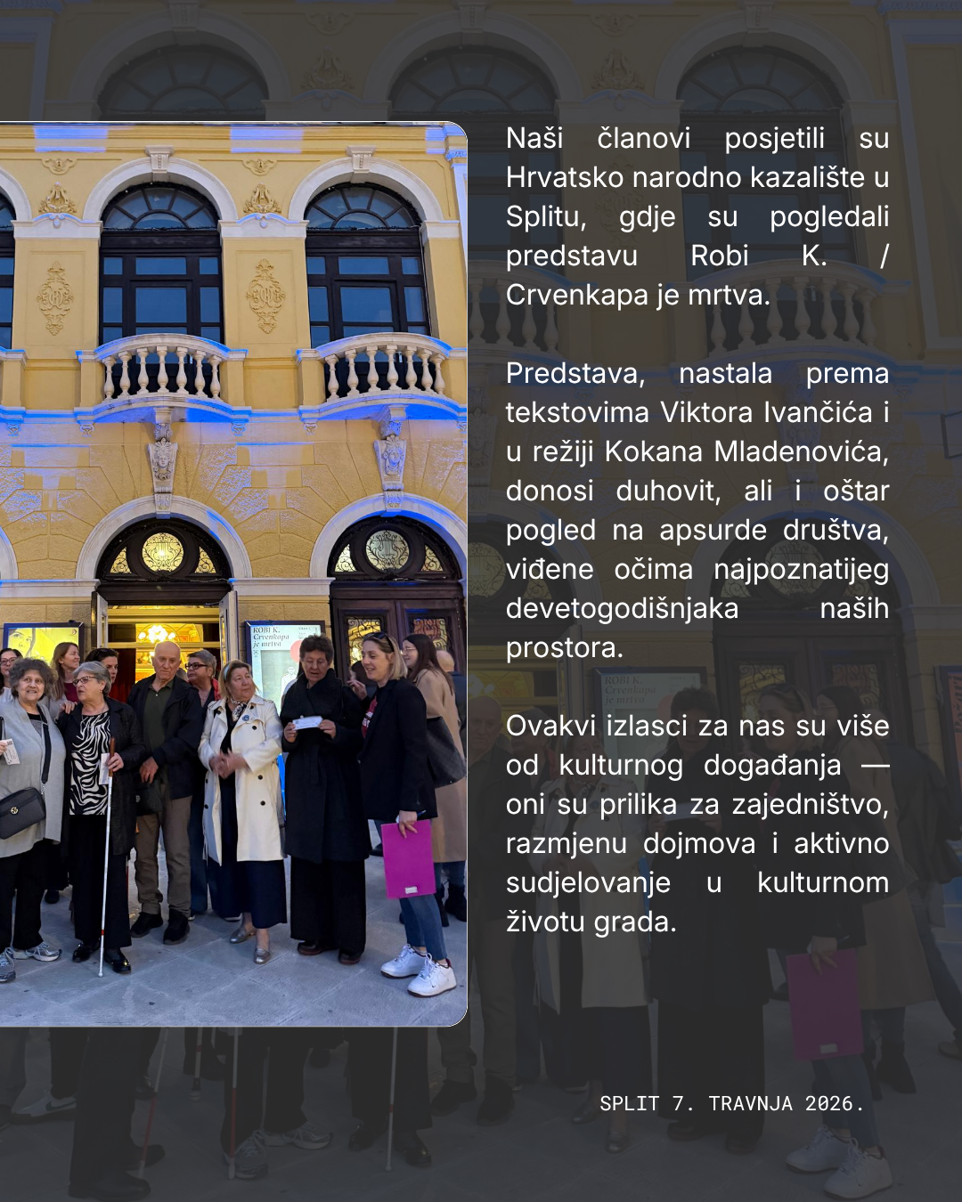 Skupina ljudi stoji zajedno ispred osvijetljenog ulaza Hrvatskog narodnog kazališta u Splitu u večernjim satima, držeći ulaznice. Tekst na slici opisuje njihov dolazak na predstavu i njezin društveni značaj.