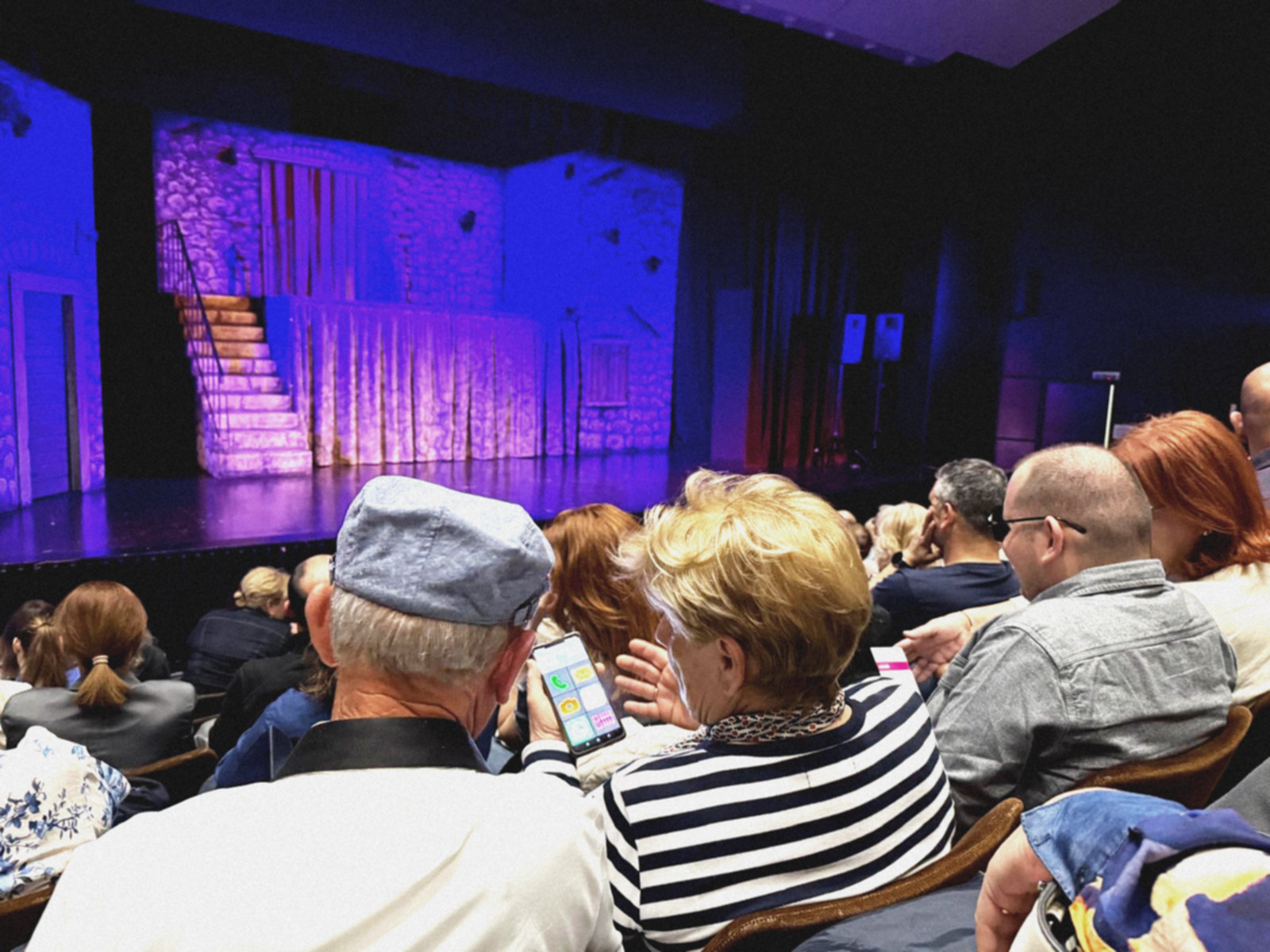 Pogled prema pozornici u Lori, iščekuje se početak predstave. 