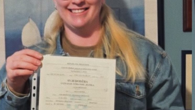 Lucija Breskovic pozira u prostorijama Centra stranih jezika u Splitu držeći ponosno u rukama svjedodžbu o položenom ispitu.