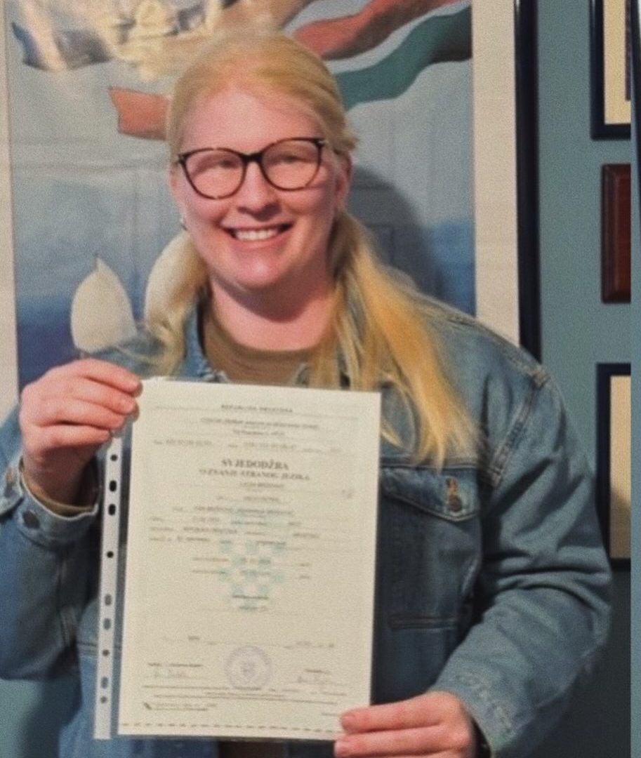 Lucija Breskovic pozira u prostorijama Centra stranih jezika u Splitu držeći ponosno u rukama svjedodžbu o položenom ispitu.